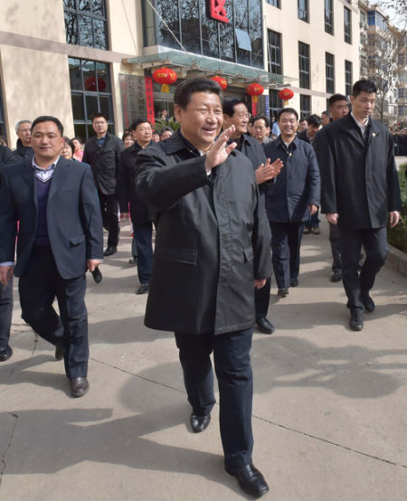 习近平手持三阳开泰剪纸向全国人民拜年