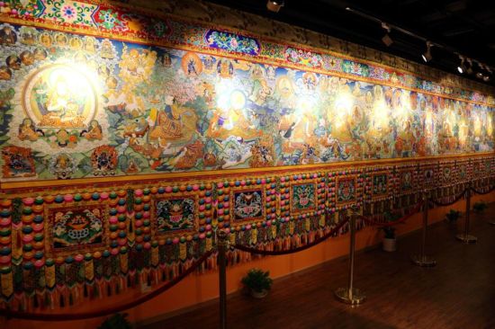 此次独家展出巨幅《一世班禅至十一世班禅平生图》 此次独家展出巨幅《一世班禅至十一世班禅平生图》