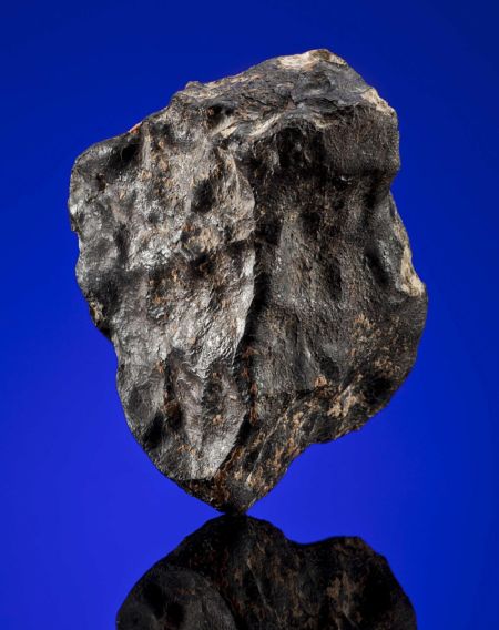 这是一块来自火星表面的陨石,2012年发现于摩洛哥,起拍价为2.6万美元。 这是一块来自火星表面的陨石,2012年发现于摩洛哥,起拍价为2.6万美元。