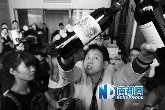 酒商起诉政府拍卖假拉菲 败诉后怒砸5瓶假酒