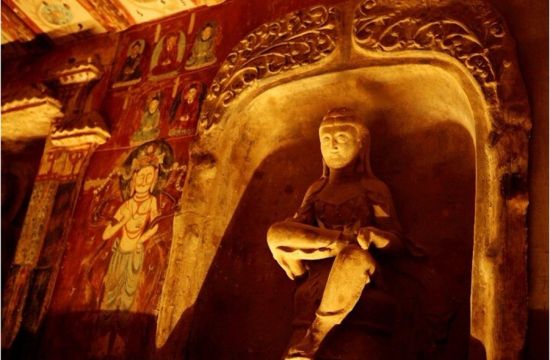 敦煌石窟开凿在砾岩上,除南北大像是依山而建的石胎泥塑外,其余多为木架结构,彩塑为敦煌艺术的主体,有佛像、菩萨像、弟子像以及天王、金刚、力士、神等。 敦煌石窟开凿在砾岩上,除南北大像是依山而建的石胎泥塑外,其余多为木架结构,彩塑为敦煌艺术的主体,有佛像、菩萨像、弟子像以及天王、金刚、力士、神等。