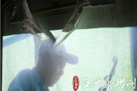 上海男子将父亲生前影像投影在白衬衫上,纪念方式惹哭全场观众