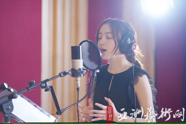 二珂献唱《仅剩一口的青春》主题曲 浸满“回忆”匆匆十年