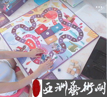 李小璐晒女儿玩桌游照片,5岁甜馨能用外语对话了?