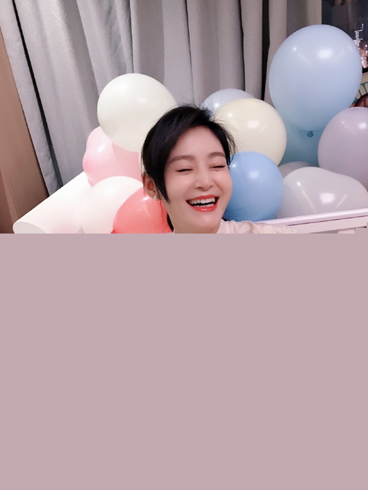 王媛可气球美照打卡 纪念久违的2月29日